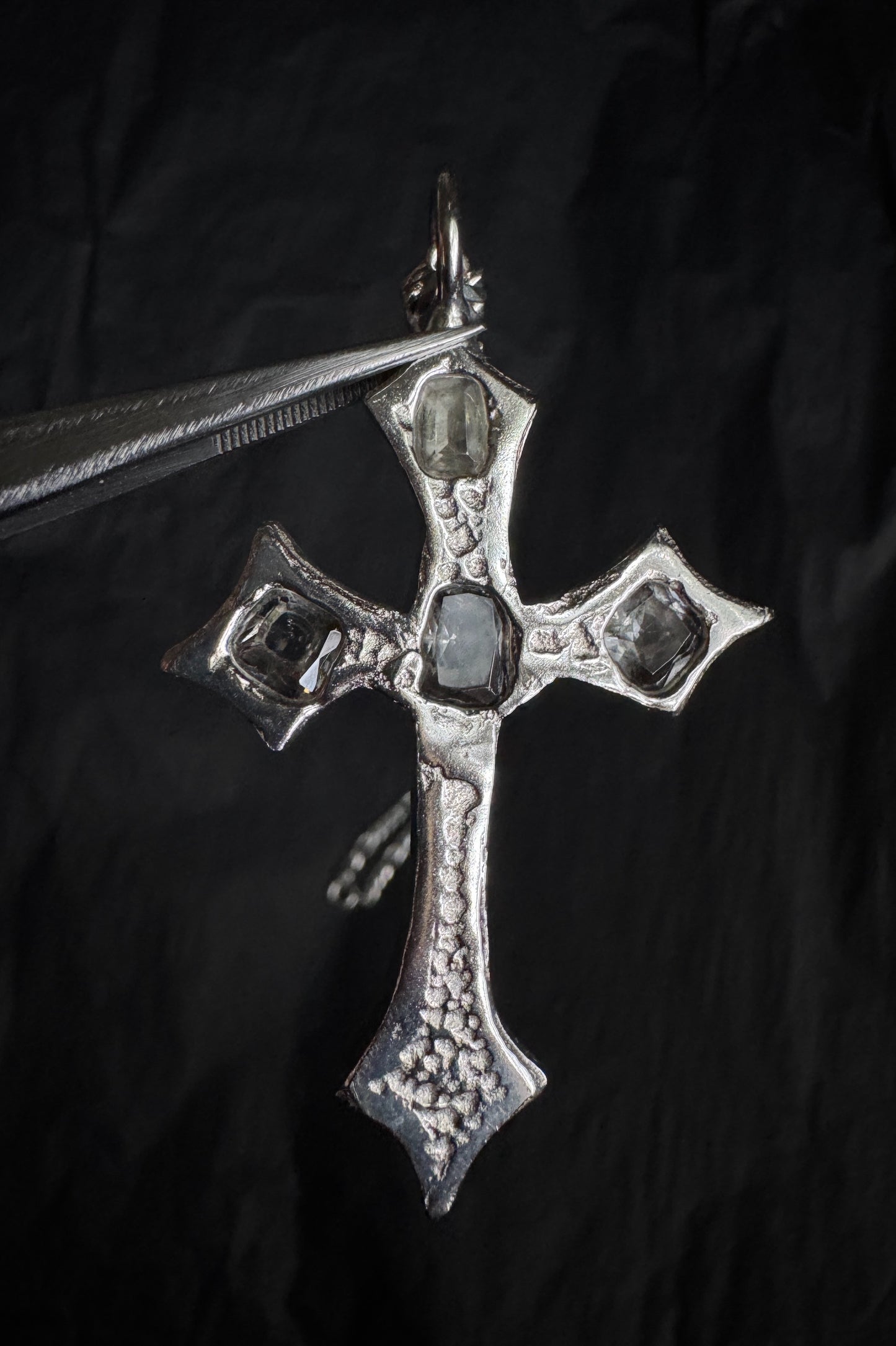 ready to ship / mono melody cross pendant